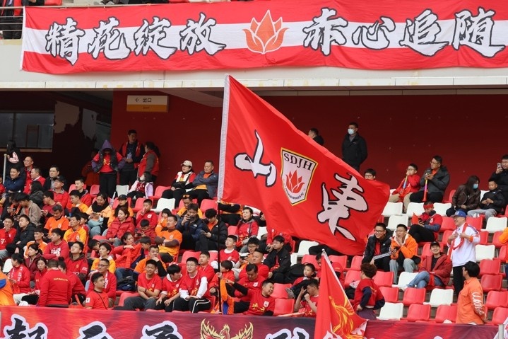 主場上萬名球迷的吶喊助威，給山東體彩女足征戰(zhàn)女超增添了能量與動力