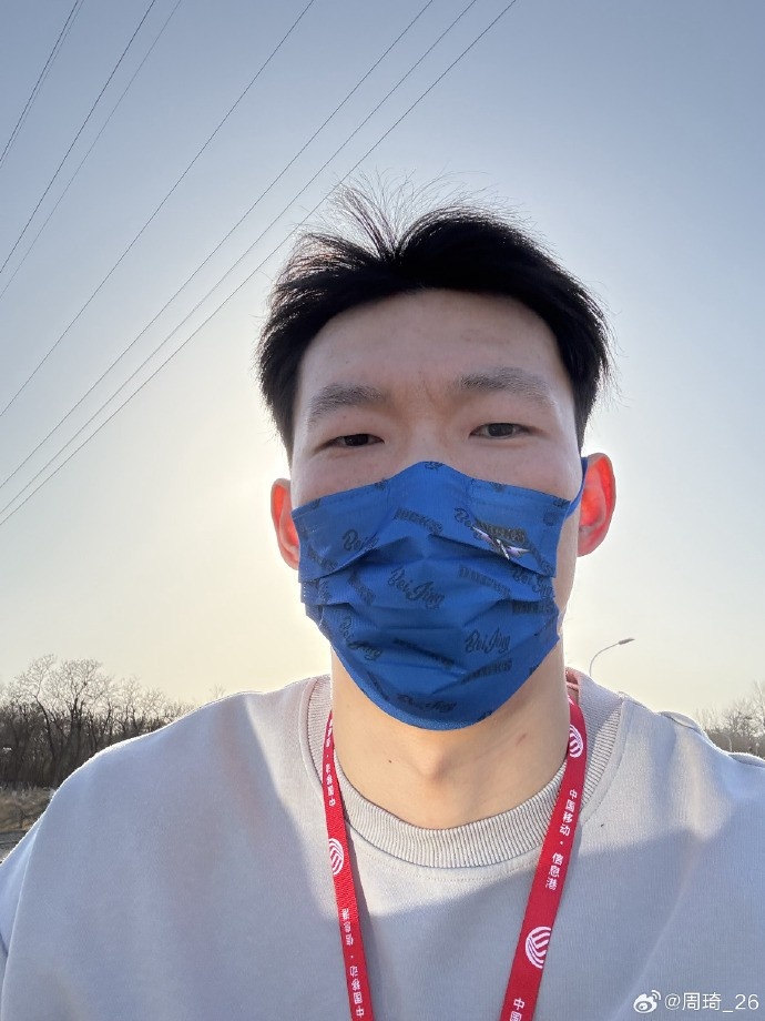 悠閑！周琦騎京牌電動(dòng)車出行：太陽出來了 開京牌兜兜風(fēng)！