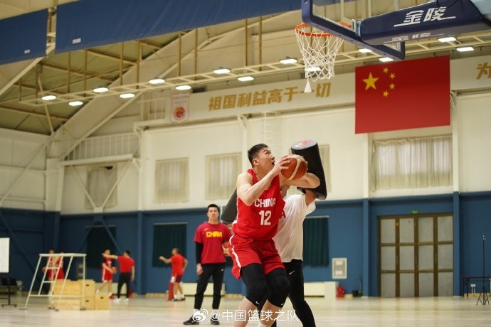 中國籃球之隊(duì)官博：大塊頭 大能量 祝李炎哲25歲生日快樂！