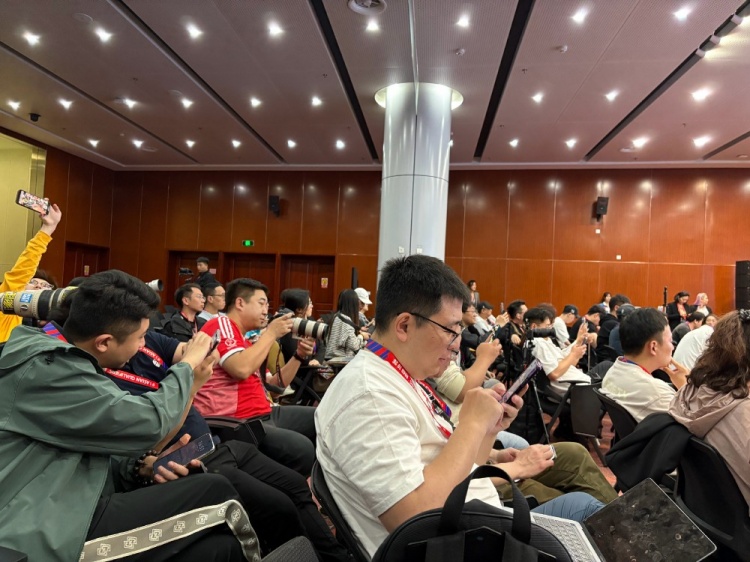 萬眾矚目！記者擠滿國足賽前新聞發(fā)布廳，賽場記者預(yù)計(jì)超300人