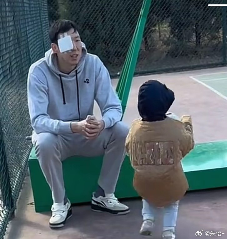 顧家好男人！記者曬出周琦手術(shù)后回歸家庭帶娃照片