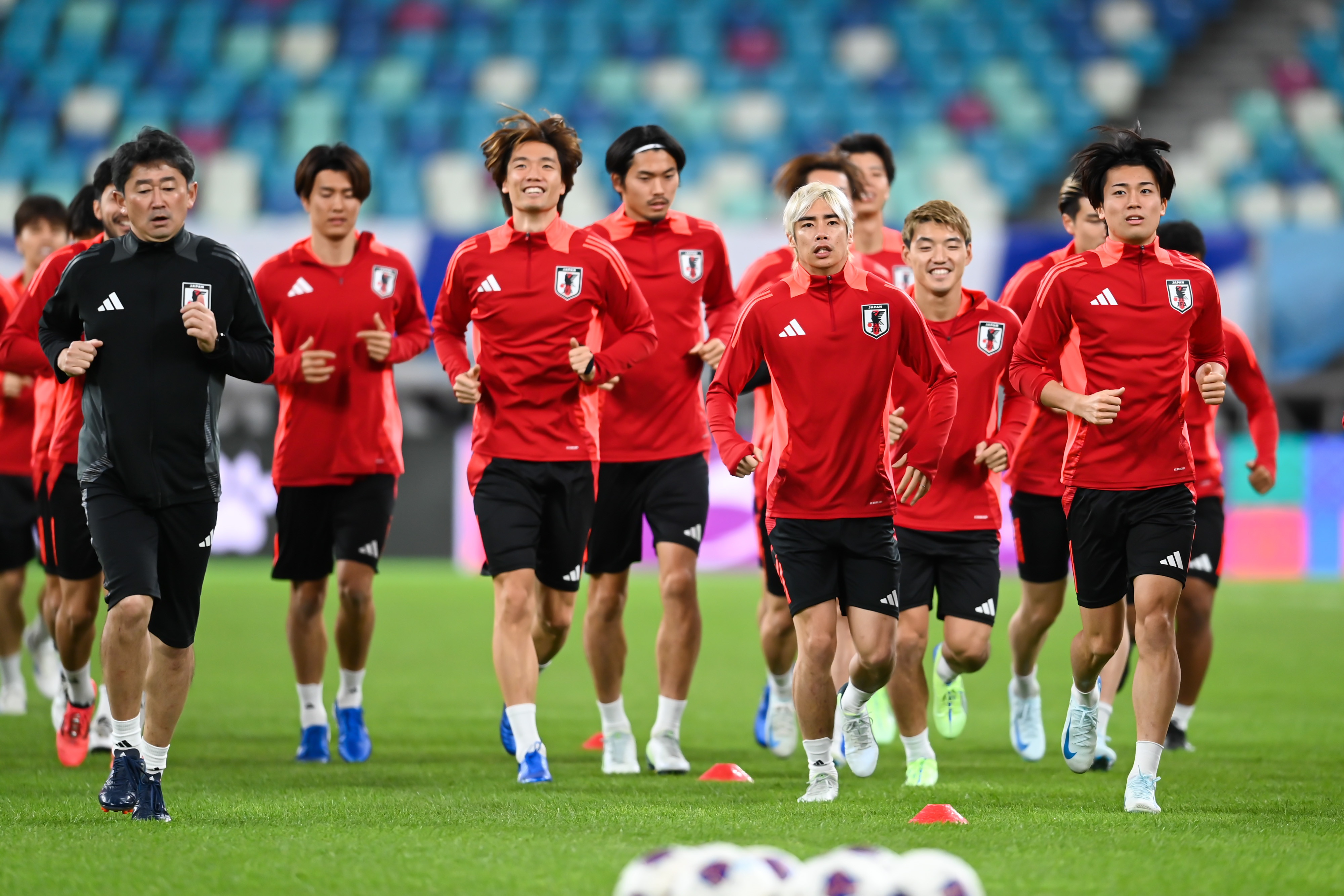 日媒：日本隊(duì)今日進(jìn)行賽前一日踩場(chǎng)訓(xùn)練，三笘薰和長(zhǎng)友佑都缺席