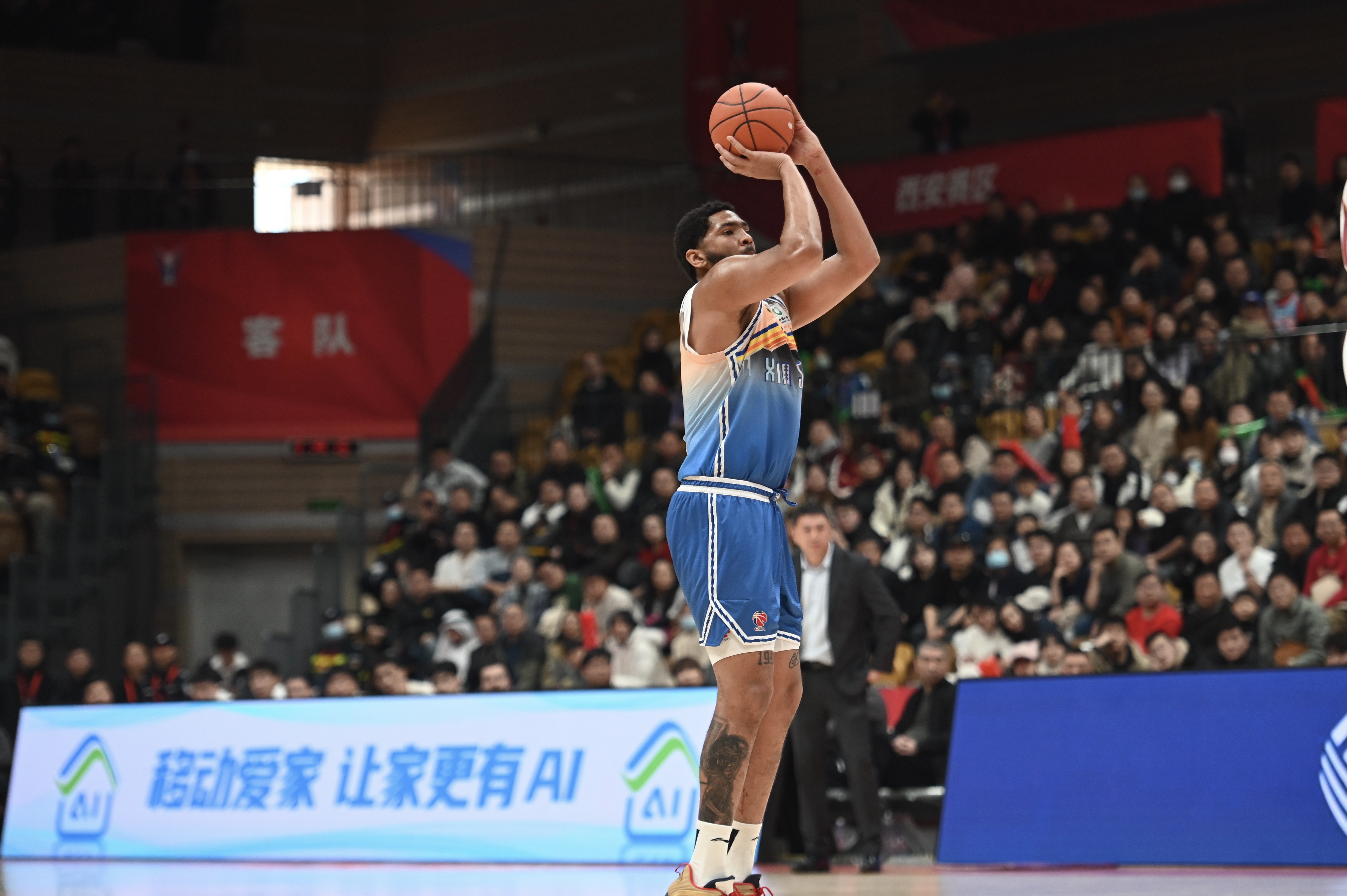率先發(fā)力！新疆外援勞森首節(jié)7中5拿到11分 三分2中1
